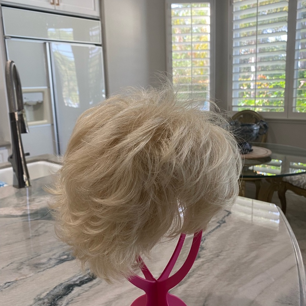 Tony Brattins Inspiration wig in platinum blonde. - Picture 5 of 12